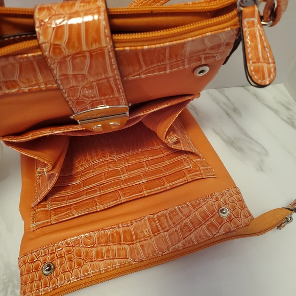 CROSSBODY ,ROSETTA WITH POCKETS GALORE - Picture 5 of 7